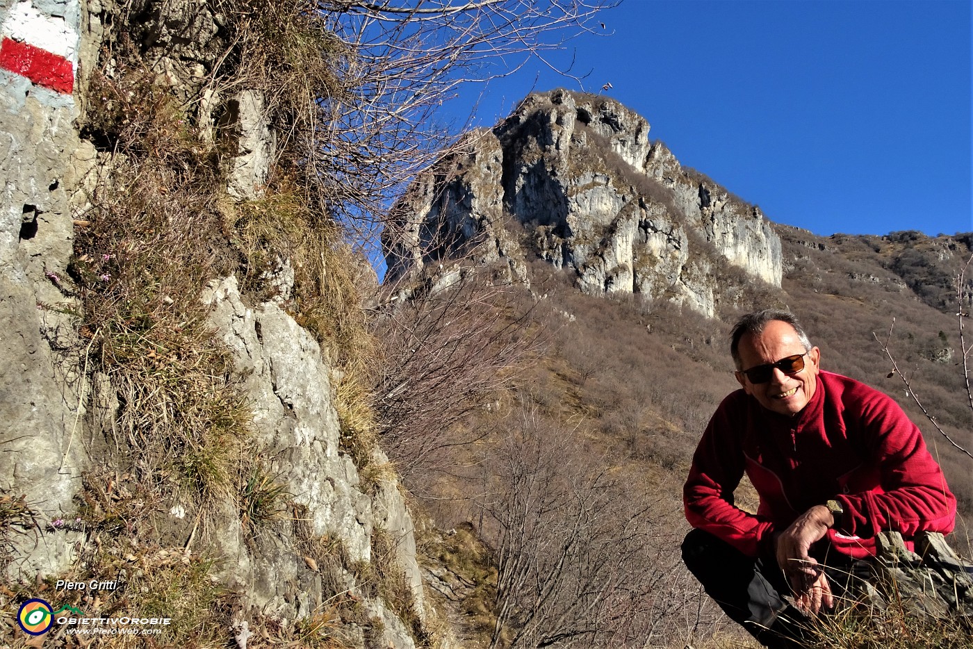  Sul sent.596 da Cavaglia di Brembilla  vista sulla Corna Camoscera (Coren) 